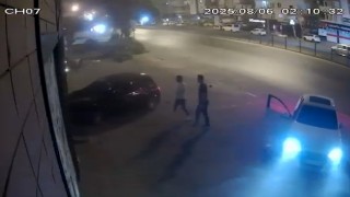 Antalyada alkollü sürücü önce ağaca, sonra iş yerinin camına çarptı