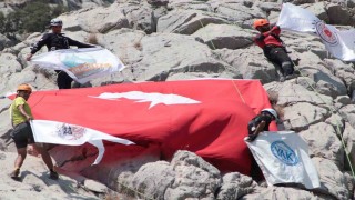 Antalyada dağcılar Zafer Bayramına özel Türk bayrağı açtı