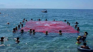 Antalyada denizde dev Türk bayrağı açıldı