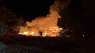 Antalyada kereste fabrikasının lojmanı alev alev yandı, büyük panik yaşandı