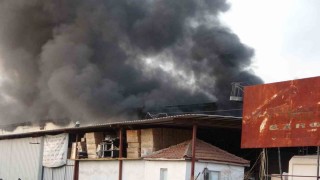 Antalyada otel ekipmanları deposu alev alev yandı, çalışanlar gözyaşlarını tutamadı