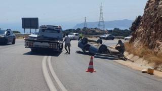 Antalyada otomobil dağlık alana çarparak ters döndü: 2 yaralı