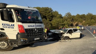 Antalyada otomobil ile beton mikseri çarpıştı: 1 ölü, 2 yaralı