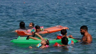 Antalyanın deniz suyu sıcaklığı 33 dereceyle İstanbul ve Ankaranın sıcak havasını geride bıraktı