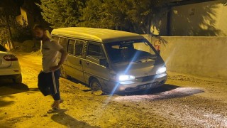 Araç, alt yapı çukurunda mahsur kaldı