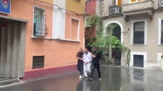 Araç içinde uyuyan şoförü gördü, şarjdaki telefonu böyle çaldı