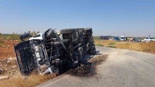 Araçla çarpışan kamyon yan yattı: 1 yaralı