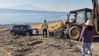 Araçlarıyla yolda kalan piknikçilerin yardımına muhtar koştu