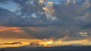 Ardahanda gün doğumu gökyüzünü kızıla boyadı