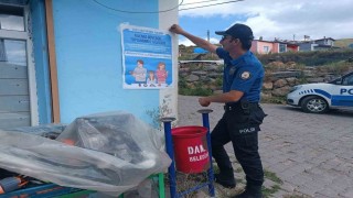 Ardahanda polis ekiplerinden vatandaşa broşürlü uyarı