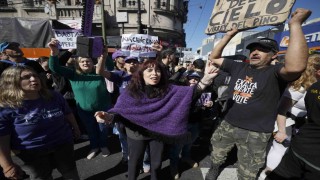 Arjantin Devlet Başkanı Mileinin konvoyuna taşlı saldırı