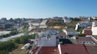 Arnavutköyde 5 katlı binanın çatısında çıkan yangın paniğe neden oldu