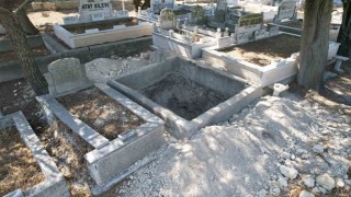 Arnavutköyde define bulmak amacıyla kazılan mezarlık mahalleliyi isyan ettirdi