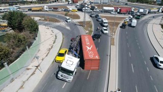 Arnavutköyde facia ucuz atlatıldı: Kömür yüklü tırın konteyneri böyle yola devrildi