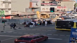 Arnavutköyde motokurye bariyerleri yıkıp inşaat alanına daldı