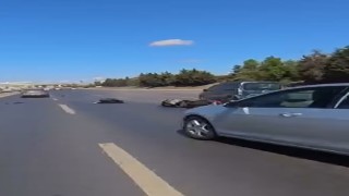 Arnavutköyde motosikletli, araç altında kalmaktan son anda kurtuldu