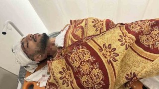 Arnavutköyde yol verme tartışması kaza ile bitti: Kamyonet sürücüsü taksiye çarpıp kaçtı