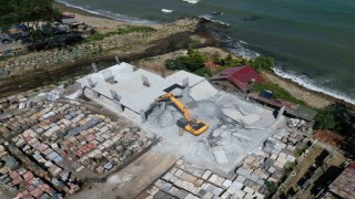 Arsinde tartışma konusu olan kaçak yapı ile ilgili yıkım kararı gerçekleştirildi