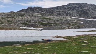 Artvinde yaz ortasında karla kaplı göle girdiler