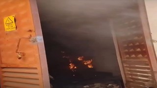 Aşırı yüklenme yapılan trafo, sıcak havanın etkisiyle alevlere teslim oldu