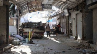 Asrın felaketinde hasar alan Tarihi Uzun Çarşıda restorasyon çalışması yıkımla başladı