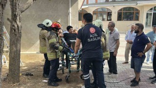 Ataşehirde bir çocuk, koluna saplanan demirle hastaneye kaldırıldı