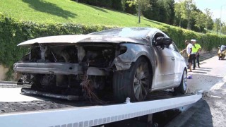 Ataşehirde otomobil alev alev yandı