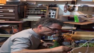 Atık tahtaları maketten eserlere dönüştürüyor