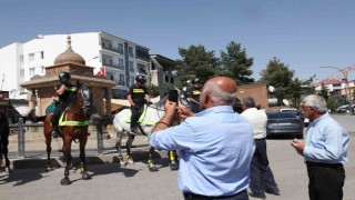 Atlı polisler tarihi ilçe Ahlatın caddelerinde