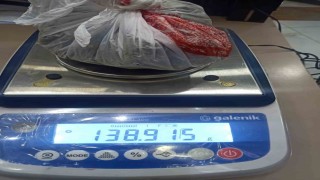 Attıkları poşetten uyuşturucu çıktı