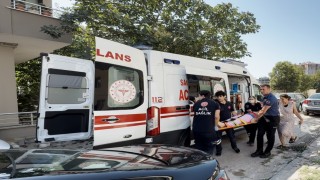 Avcılarda cam silerken düşen kadın yaralandı