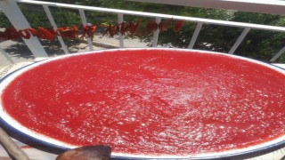 Aydında balkonlar kırmızıya boyandı