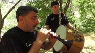 Baba-oğul her yaz memleketlerini gezerek davul-zurna çalıyor
