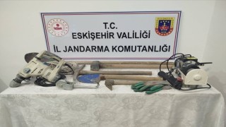 Babasına ait bahçede kaçak kazı yapan şüpheli yakalandı