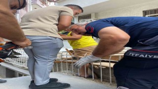 Bacağına saplanan demir korkulukla birlikte hastaneye kaldırıldı