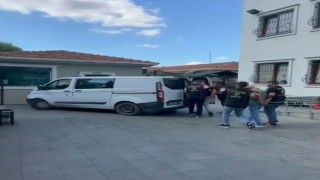 Bağcılarda iş yerine silahla ateş açan şüpheliler yakalandı