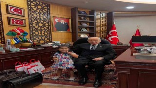 Bahçeli hayranı Minik Hilal, Devlet Dedesinin elini öptü