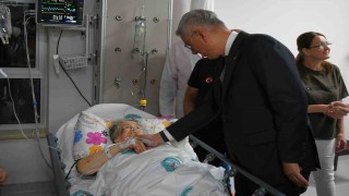 Bakan Memişoğlu Balıkesirde meydana gelen depremde yaralananları ziyaret etti