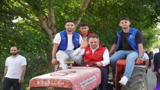 Bakan Yardımcısı Eminoğlu traktörle tarlaya gidip, gençlerle hasat yaptı
