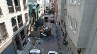 Bakırköyde kısmen çöken tarihi ahşap bina havadan görüntülendi