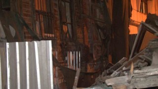 Bakırköyde tarihi ahşap binada çökme meydana geldi