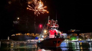 Balıkçılar ‘Vira Bismillah diyerek havai fişek gösterisiyle denize açıldı