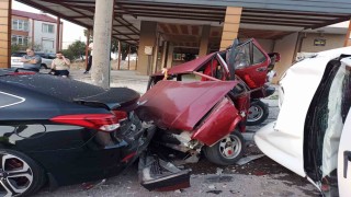 Balıkesir 4 aracın karıştığı zincirleme trafik kazası; 1 yaralı