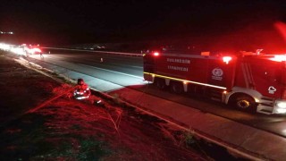 Balıkesir de otoyolda yanan tır ot yangına sebep oldu