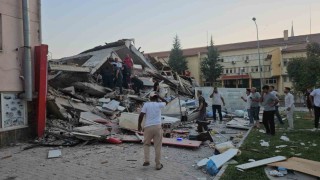 Balıkesir Sındırgıda 6.1lik deprem 1 ev yıkıldı ciddi hasar gören yapılar var