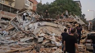 Balıkesirde 6.2lik deprem: Bir bina çöktü