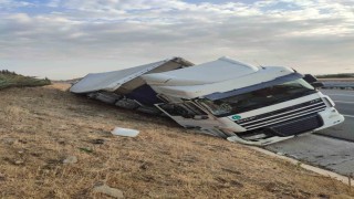 Balıkesirde Bulgaristan plakalı tır yan yattı