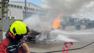 Bandırma Sanayi Sitesinde araç yangını korkuttu