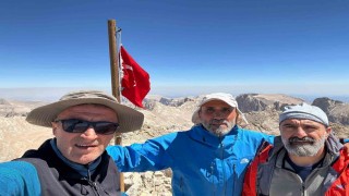 Bandırmalı dağcılar, 30 Ağustos Zafer Bayramını Aladağların zirvesinde Türk bayrağıyla kutladı