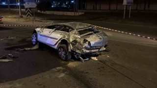 Bariyere çarpan otomobil metrelerce sürüklendi: 1 ölü, 1 yaralı